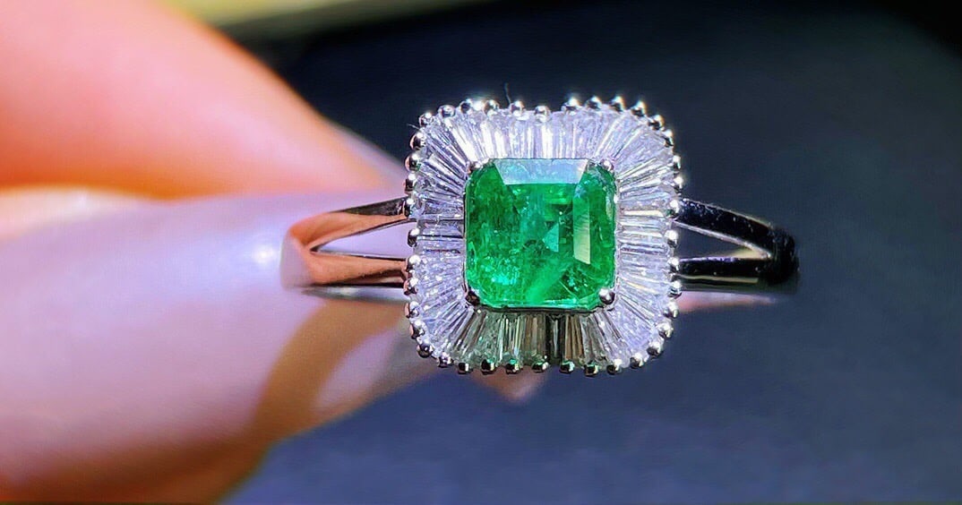 14k Gold 1.3 Ct Vivid Green Natural Emerald & Diamond Ring - 3