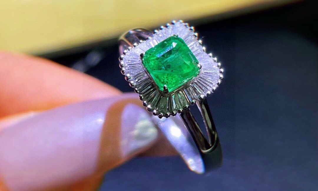 14k Gold 1.3 Ct Vivid Green Natural Emerald & Diamond Ring - 4