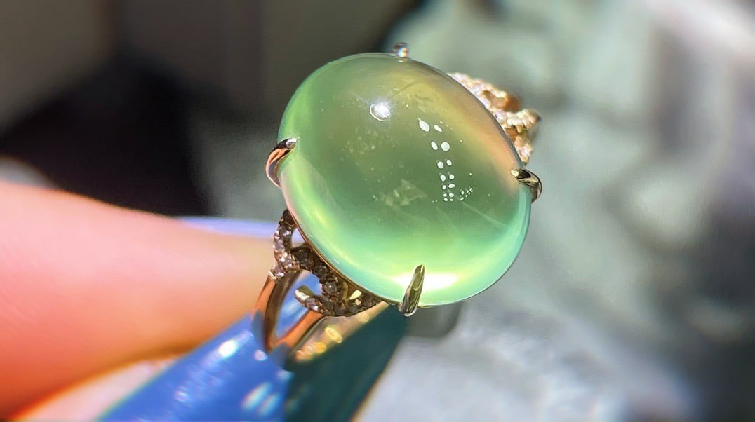 14k Gold 10.3 Ct Natural Prehnite & Diamond Ring: Ref:231172318 // gold content:14k gold // ring size:7. 25us // // main gemstone:prehnite // shape:oval // carat weight:10. 3ct // color:green // treatment:natural // // adjacent gemstone 2 : diamond /