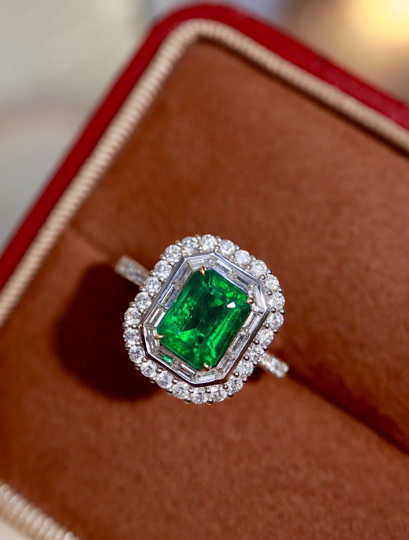 14k Gold 1.48 Ctw Vivid Green Natural Emerald & Diamond Ring: Ref:231172341 // gold content:14k gold // ring size:7. 25us // // main gemstone:emerald // shape:octagonal // carat weight:1. 09ct // color:vivid green // treatment:natural // // adjacent gemstone 2