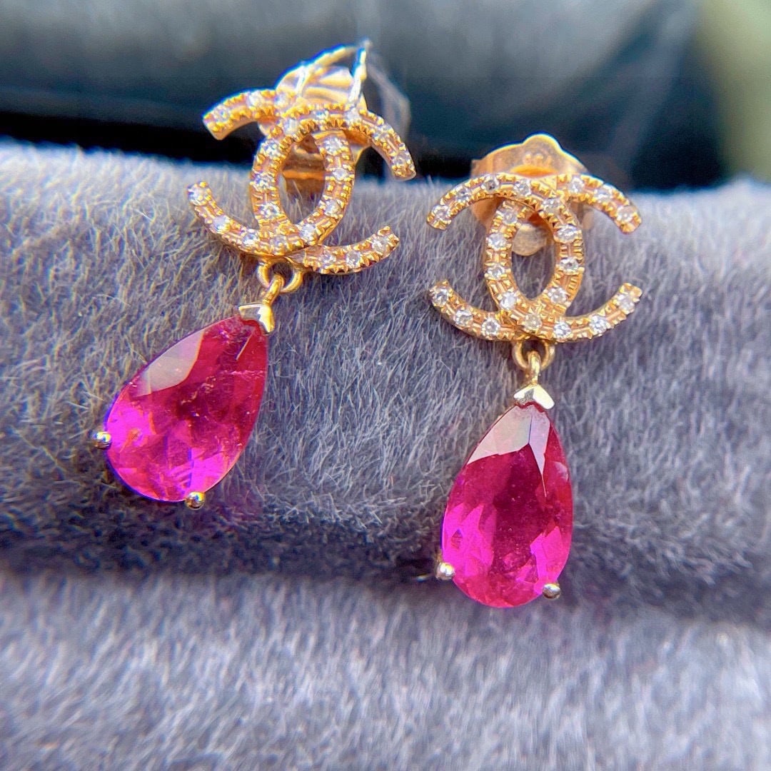14k Gold 2.50 Ct Natural Tourmaline & Diamond Earrings: Ref:231172359 // gold content:14k gold // main gemstone:tourmaline // shape:pear // carat weight:2. 50ct // color:red // treatment:natural // // adjacent gemstone 2 : diamond // shape:round //