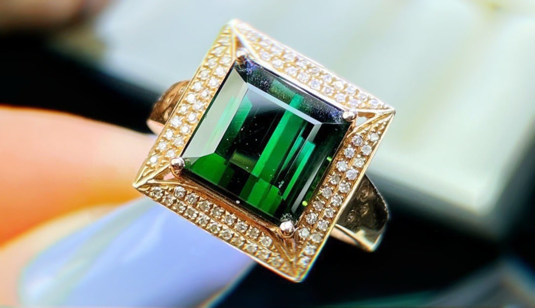14k Gold 4.75 Ct Natural Tourmaline & Diamond Ring: Ref:231172360 // gold content:14k gold // ring size:7. 25us // // main gemstone:tourmaline // shape:octagonal // carat weight:4. 75ct // color:green // treatment:natural // // adjacent gemstone 2 : di