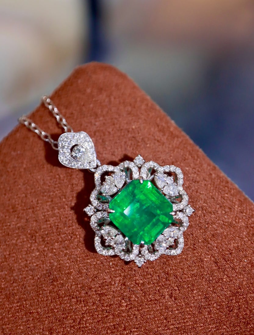14k Gold 3.29 Ctw Vivid Green Natural Emerald & Diamond Pendant( Without Chain ): Ref:231172372 // gold content:14k gold // main gemstone:emerald // shape:octagonal // carat weight:2. 74ct // color:vivid green // treatment:natural // // adjacent gemstone 2 : diamond // shape:multip