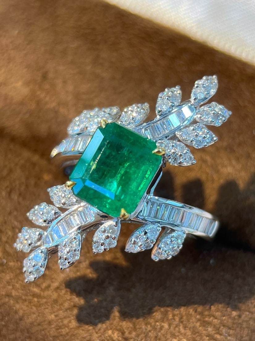 14k Gold 3.19 Ctw Vivid Green Natural Emerald & Diamond Ring - 2