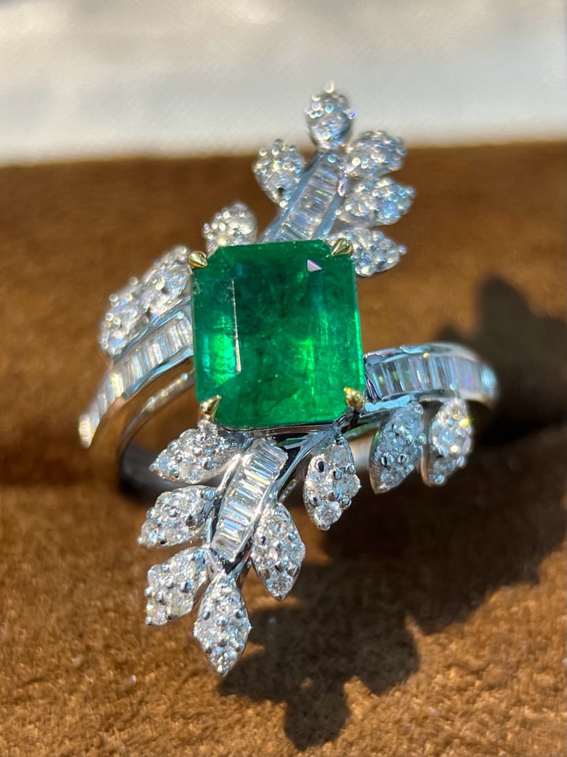 14k Gold 3.19 Ctw Vivid Green Natural Emerald & Diamond Ring - 4