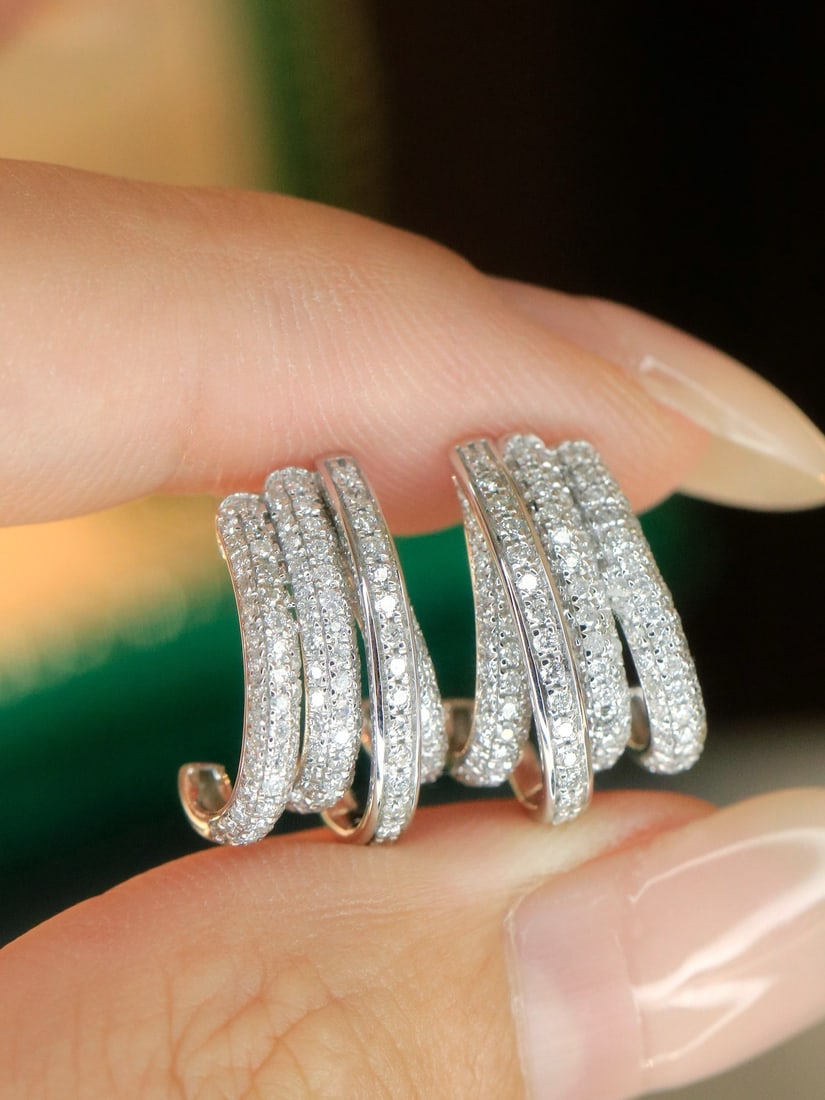 14k Gold 1 Ct Natural H Diamond Earrings: Ref:231172391 // gold content:14k gold // main gemstone:diamond // shape:round // carat weight:1ct // clarity grade:vs-si // color:h // treatment:natural // cut grade:g // Low Estimate: 4800 Condition