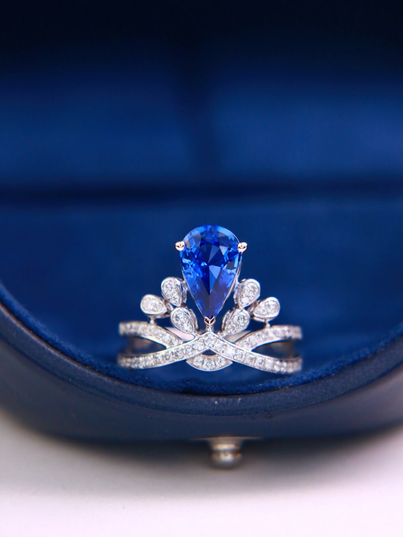14k Gold 2.00 Ctw Natural Sapphire & Diamond Ring: Ref:231172404 // gold content:14k gold // ring size:7. 25us // // main gemstone:sapphire // shape:pear // carat weight:1. 68ct // color:blue // treatment:natural // // adjacent gemstone 2 : diamond //