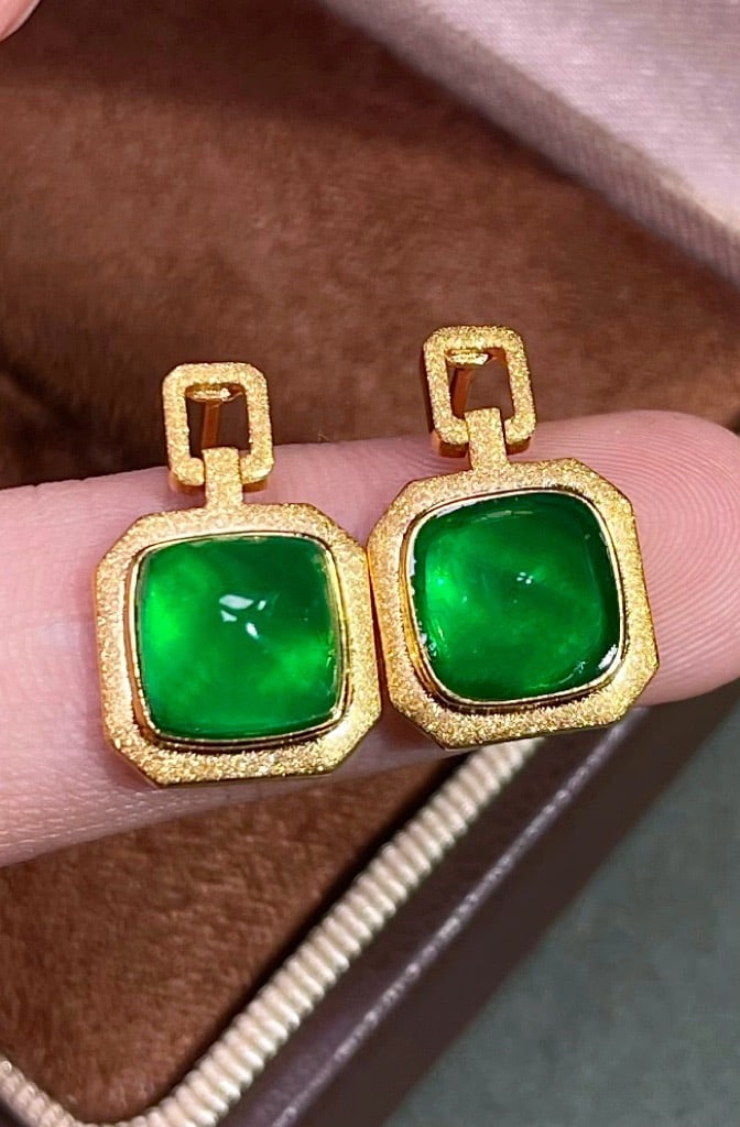 14k Gold 3.85 Ct Natural Emerald Earrings: Ref:231172417 // gold content:14k gold // main gemstone:emerald // shape:sugar-loaf // carat weight:3. 85ct // color:green // treatment:natural // Condition: New Low Estimate: 4000 High Estimate: 5900