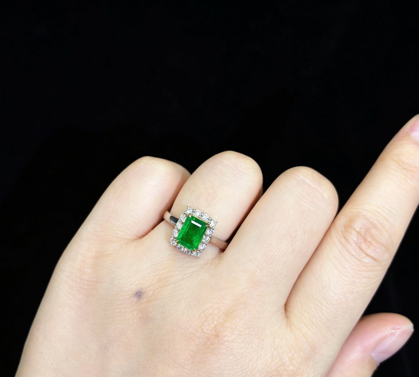 14k Gold 1.76 Ctw Vivid Green Natural Emerald & Diamond Ring - 6