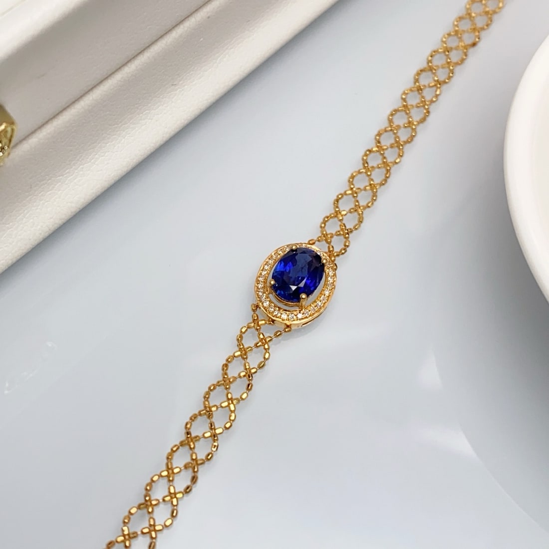 14k Gold 1.30 Ct Natural Sapphire & Diamond Bracelet: Ref:231172430 // gold content:14k gold // main gemstone:sapphire // shape:oval // carat weight:1. 30ct // color:blue // treatment:natural // // adjacent gemstone 2 : diamond // number of stones:30 //