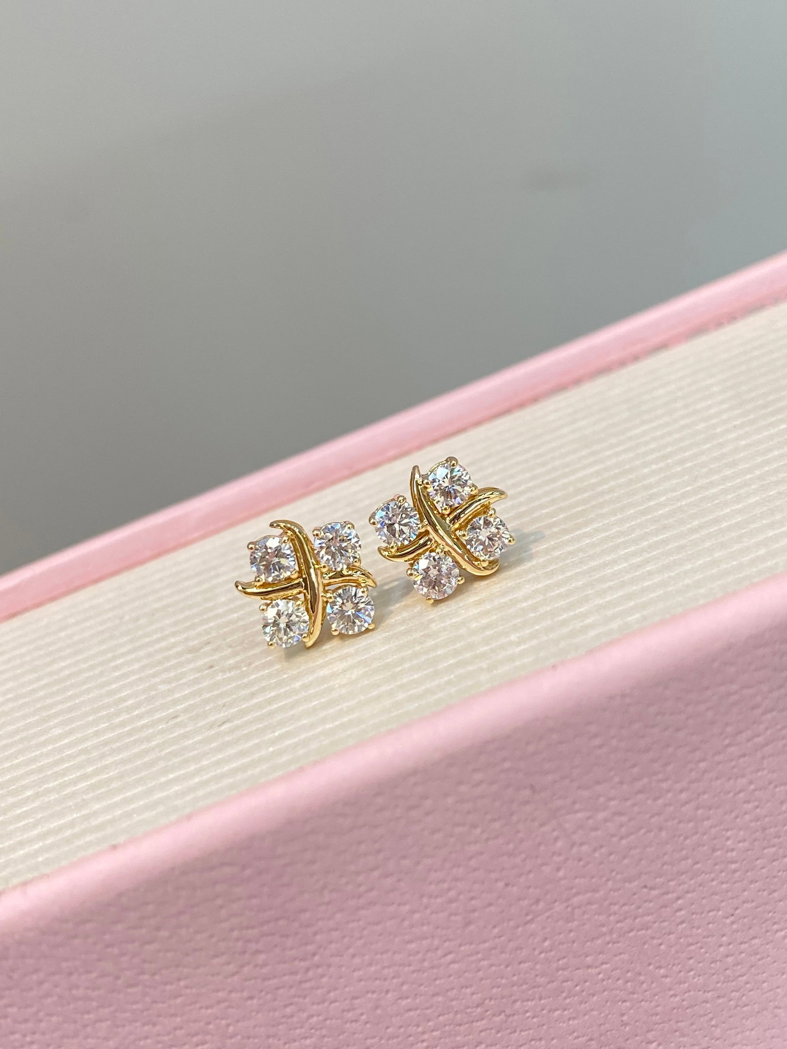 14k Gold 0.6 Ct Natural H Diamond Earrings: Ref:231172442 // gold content:14k gold // main gemstone:diamond // shape:round // carat weight:0. 6ct // clarity grade:vs-si // color:h // treatment:natural // cut grade:g // Condition: New High