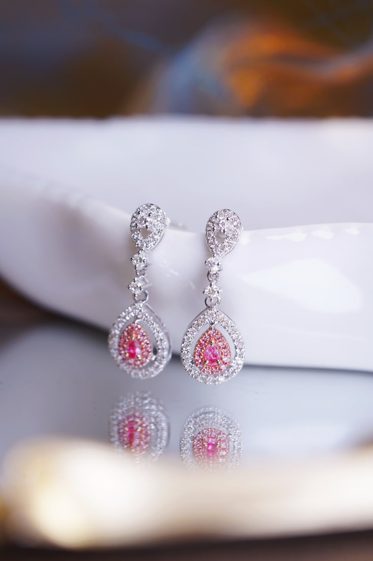 14k Gold 0.64 Ctw Natural Pink Diamond & Diamond Earrings: Ref:231172449 // gold content:14k gold // main gemstone:pink diamond // shape:pear // carat weight:0. 16ct // color:pink // treatment:natural // // adjacent gemstone 2 : diamond // shape:round //