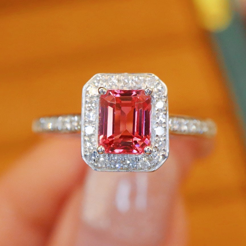 14k Gold 1.04 Ctw Natural Spinel & Diamond Ring: Ref:231038230 // gold content:14k gold // ring size:7. 25us // // main gemstone:spinel // shape:octagonal // carat weight:0. 86ct // color:red // treatment:natural // // adjacent gemstone 2 : diamond