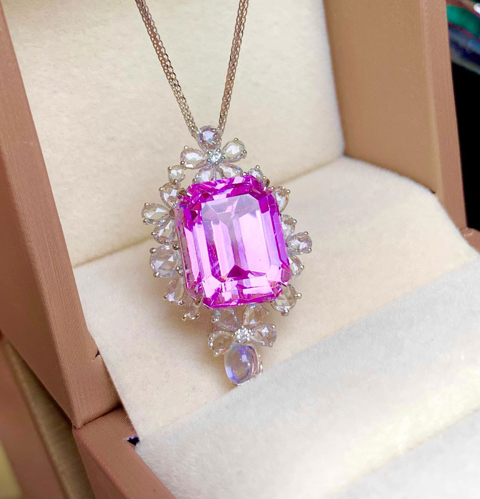 14k Gold 11.2 Ct Natural Kunzite & Sapphire & Diamond & Moonstone Pendant( Without Chain ): Ref:231046126 // gold content:14k gold // main gemstone:kunzite // shape:octagonal // carat weight:11. 2ct // color:purple // treatment:natural // // adjacent gemstone 2 : sapphire // shape:pear // co