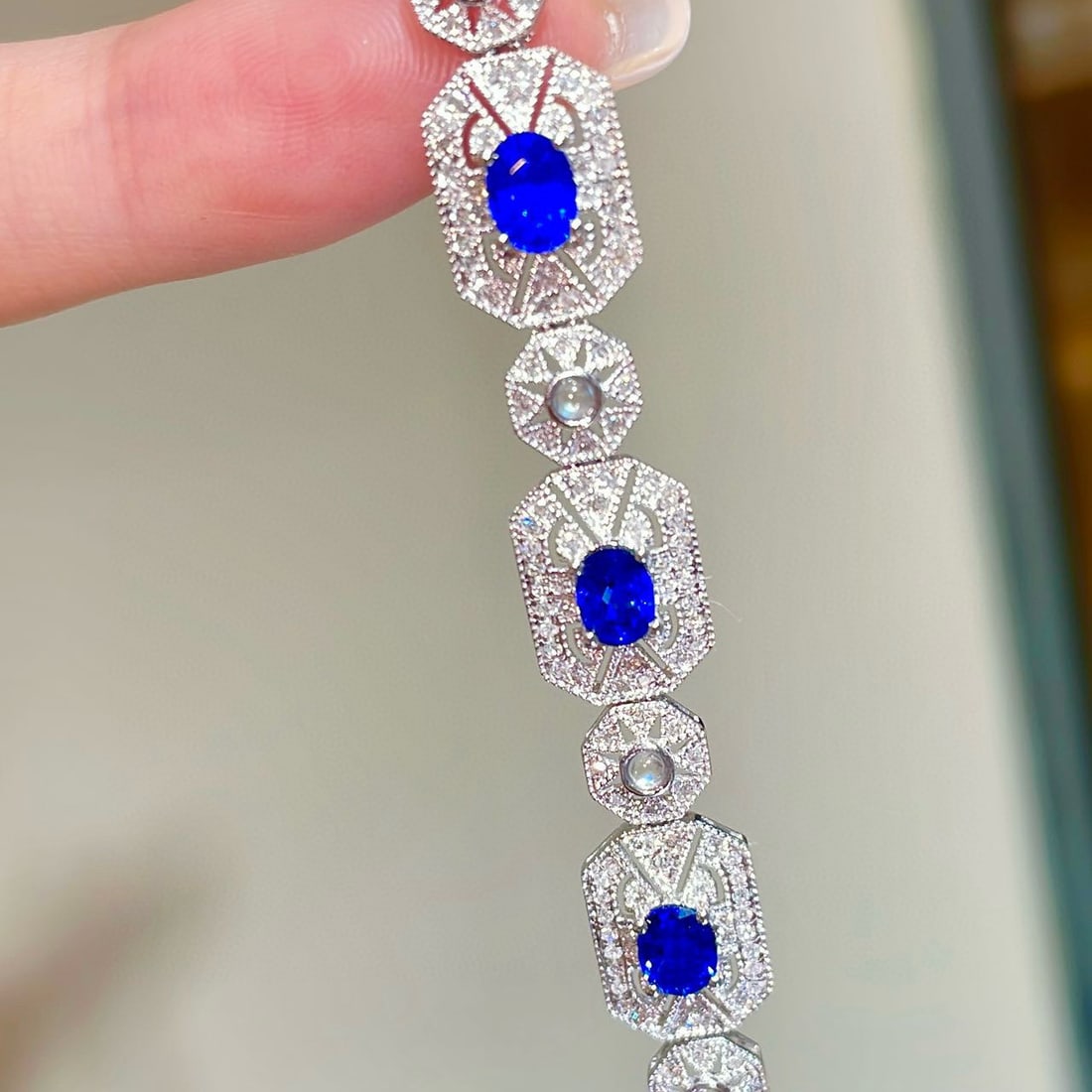 14k Gold 4 Ct Natural Sapphire & Diamond & Moonstone Bracelet: Ref:231052373 // gold content:14k gold // main gemstone:sapphire // shape:oval // carat weight:4ct // color:royal blue // treatment:natural // // adjacent gemstone 2 : diamond // shape:round // clarit