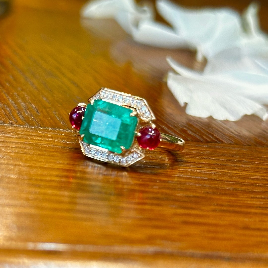 14k Gold 4.46 Ctw Natural Emerald & Spinel Ring: Ref:231056353 // gold content:14k gold // ring size:7. 25us // // main gemstone:emerald // shape:octagonal // carat weight:3. 64ct // color:green // treatment:natural // // adjacent gemstone 2 : spine