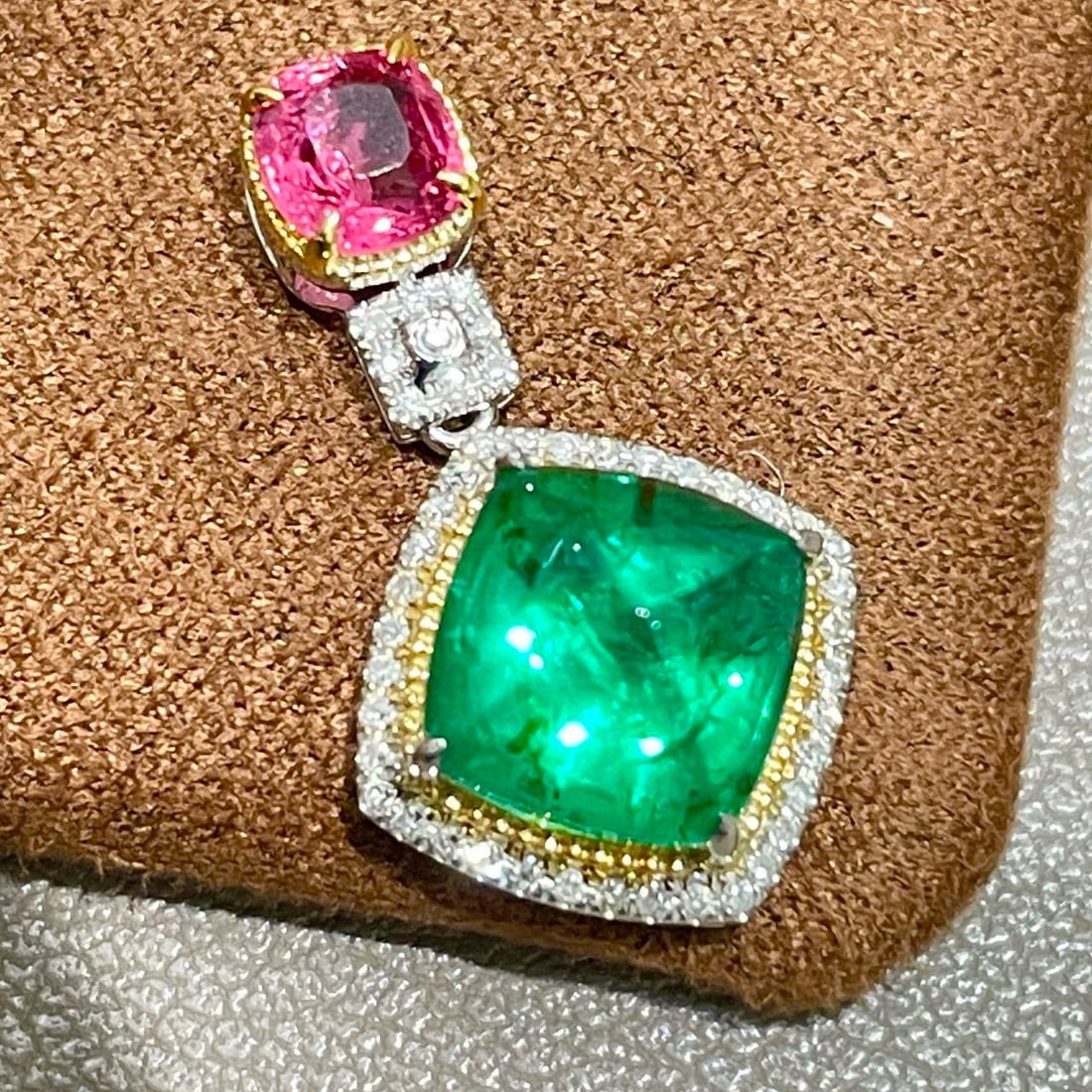 14k Gold 2.94 Ctw Natural Emerald & Spinel Pendant( Without Chain ): Ref:231058274 // gold content:14k gold // main gemstone:emerald // shape:sugar-loaf // carat weight:2. 51ct // color:green // treatment:natural // // adjacent gemstone 2 : spinel // shape:cushion // c