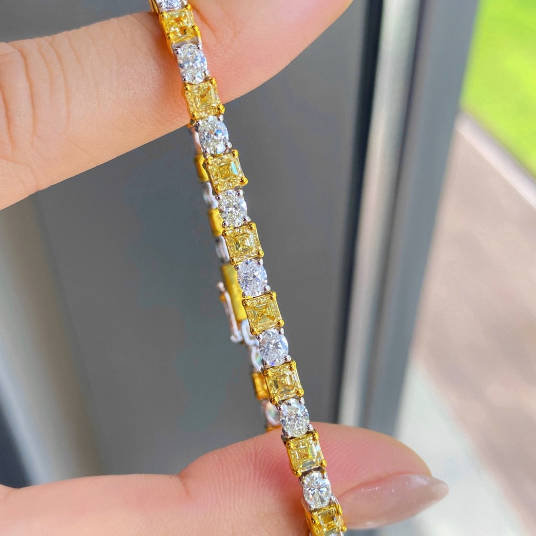 14k Gold 8.98 Ctw Natural Yellow Diamond & Diamond Bracelet: Ref:231060361 // gold content:14k gold // size:16. 5cm // // main gemstone:yellow diamond // number of stones:22 // shape:asscher // carat weight:5. 87ct // color:yellow // treatment:natural // // adj