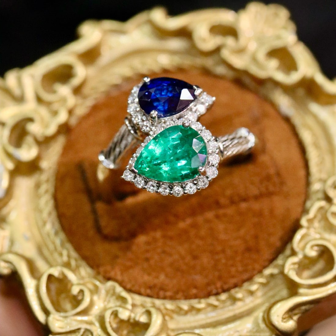 14k Gold 2.25 Ctw Natural Emerald & Sapphire & Toi Et Moi Ring: Ref:231062047 // gold content:14k gold // ring size:7. 25us // // main gemstone:emerald // shape:pear // carat weight:1. 25ct // color:green // treatment:natural // // adjacent gemstone 2 : sapphire /