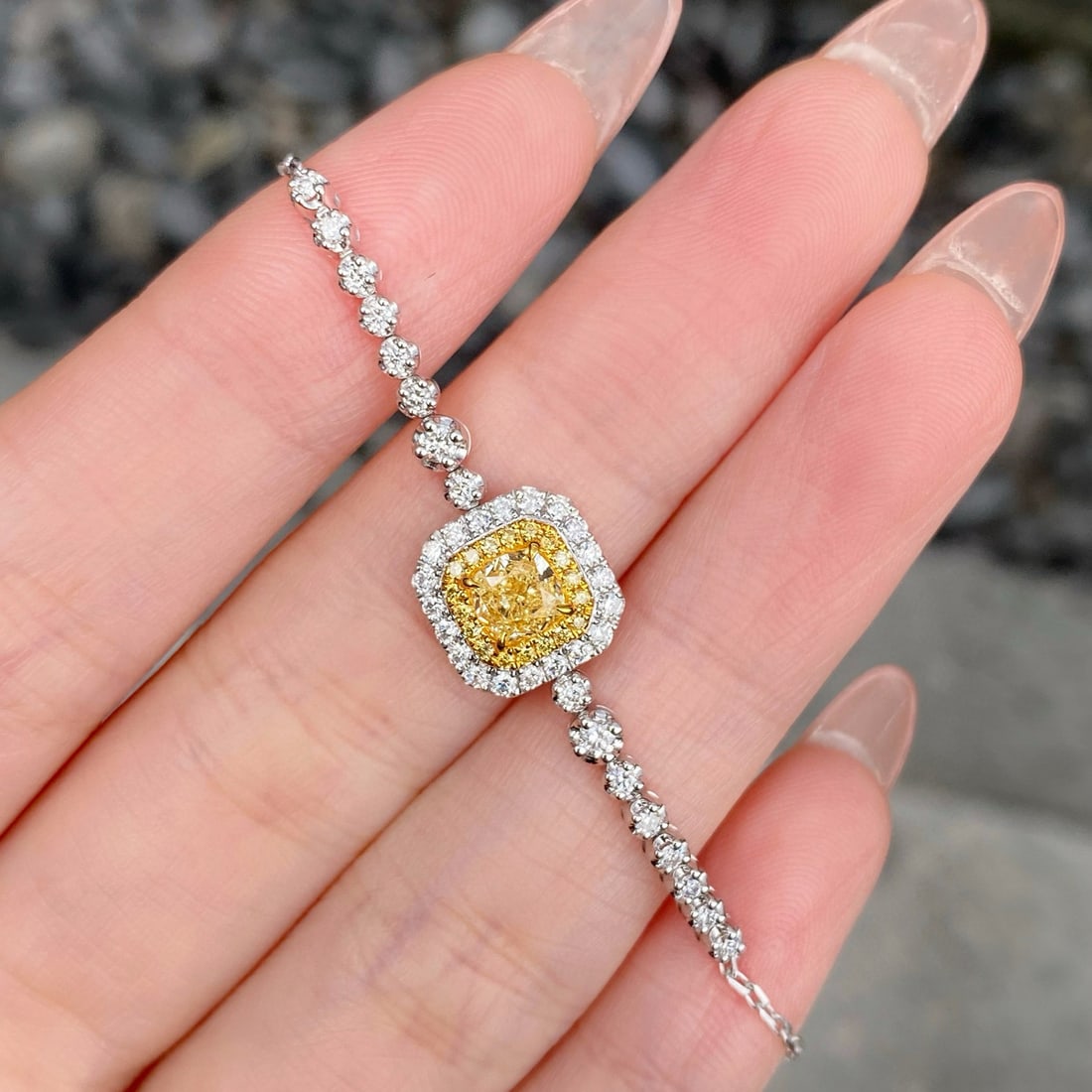 14k Gold 1.38 Ctw Natural Yellow Diamond & Diamond Bracelet: Ref:231062418 // gold content:14k gold // main gemstone:yellow diamond // shape:cushion // carat weight:0. 66ct // color:yellow // treatment:natural // // adjacent gemstone 2 : diamond // shape:round