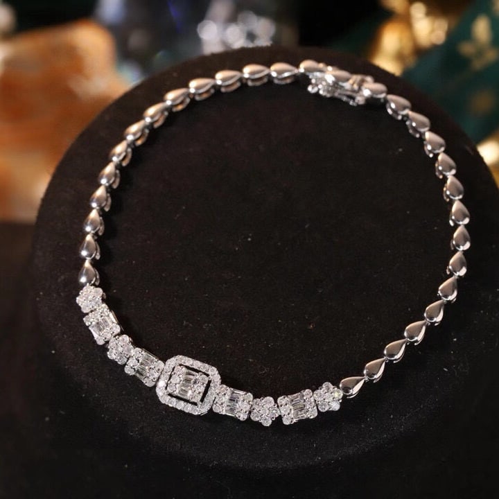 14k Gold 1 Ct Natural H Diamond Bracelet: Ref:231063156 // gold content:14k gold // main gemstone:diamond // shape:multiple // carat weight:1ct // clarity grade:vs-si // color:h // treatment:natural // Condition: New Low Estimate: 6800.00 Hi