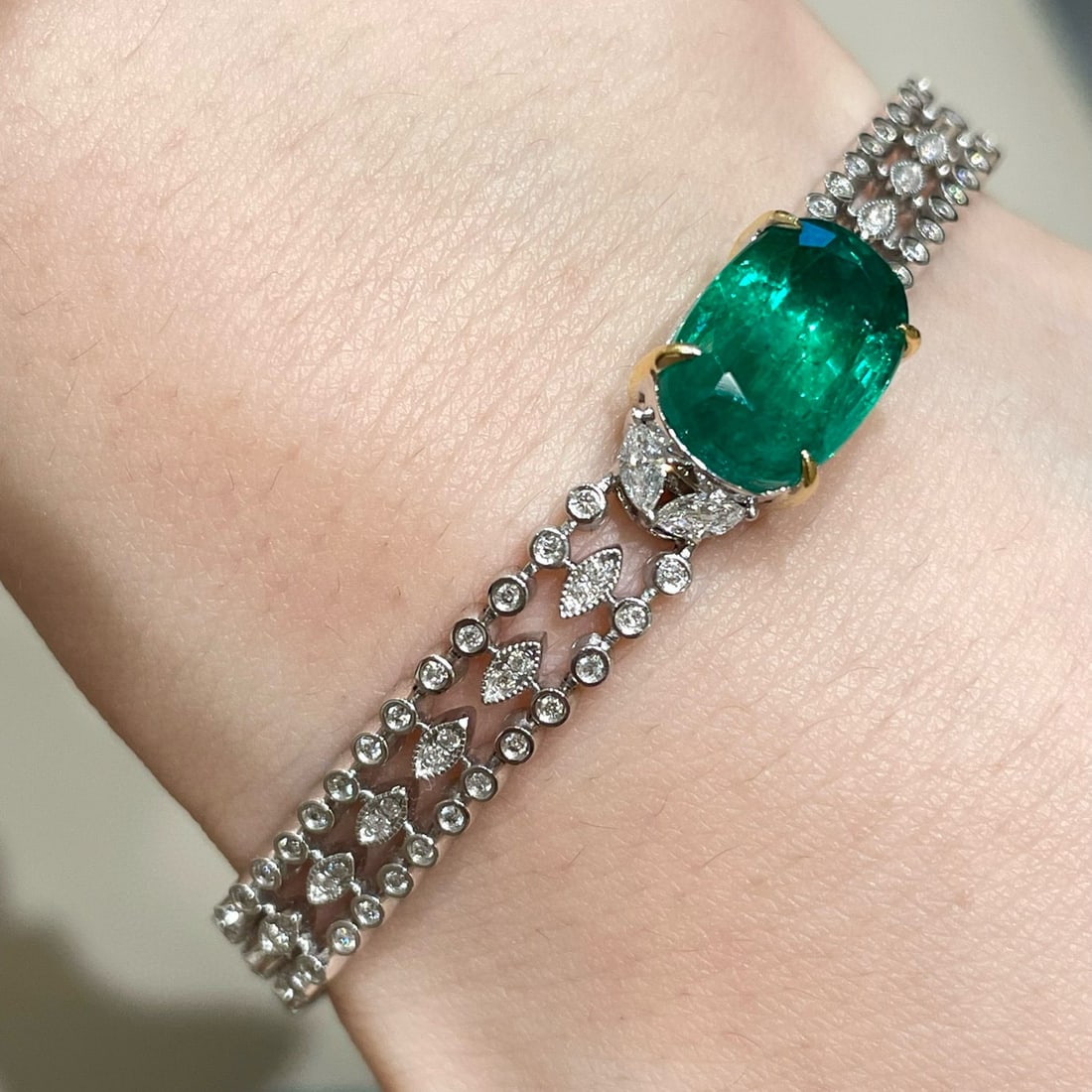 14k Gold 5.64 Ctw Vivid Green Natural Emerald & Diamond Bracelet (1 of 7)