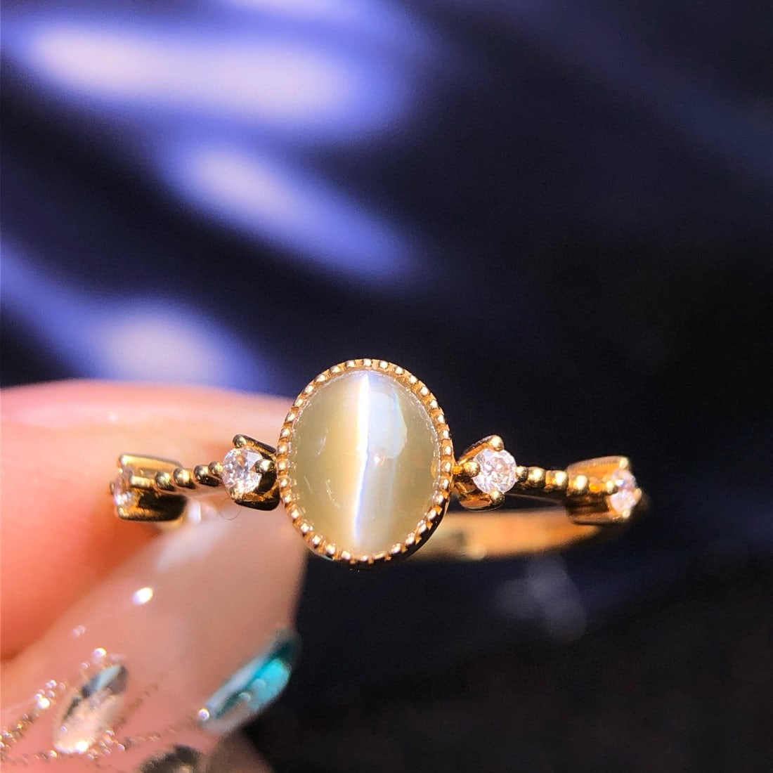 14k Gold 0.98 Ctw Natural Cat's?Eye Chrysoberyl & Diamond Ring: Ref:231064402 // gold content:14k gold // ring size:7. 25us // // main gemstone:cat's? Eye chrysoberyl // shape:oval // carat weight:0. 90ct // color:yellowish green // treatment:natural // // adjacen