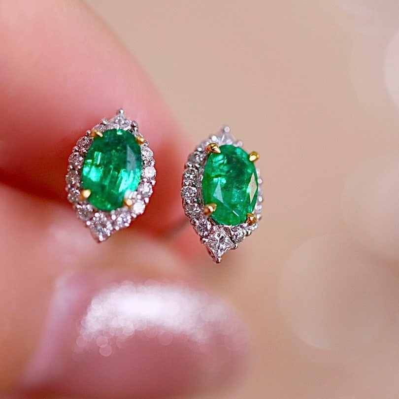 14k Gold 1.11 Ctw Vivid Green Natural Emerald & Diamond Earrings: Ref:231066083 // gold content:14k gold // main gemstone:emerald // shape:oval // carat weight:0. 85ct // color:vivid green // treatment:natural // // adjacent gemstone 2 : diamond // shape:multiply //