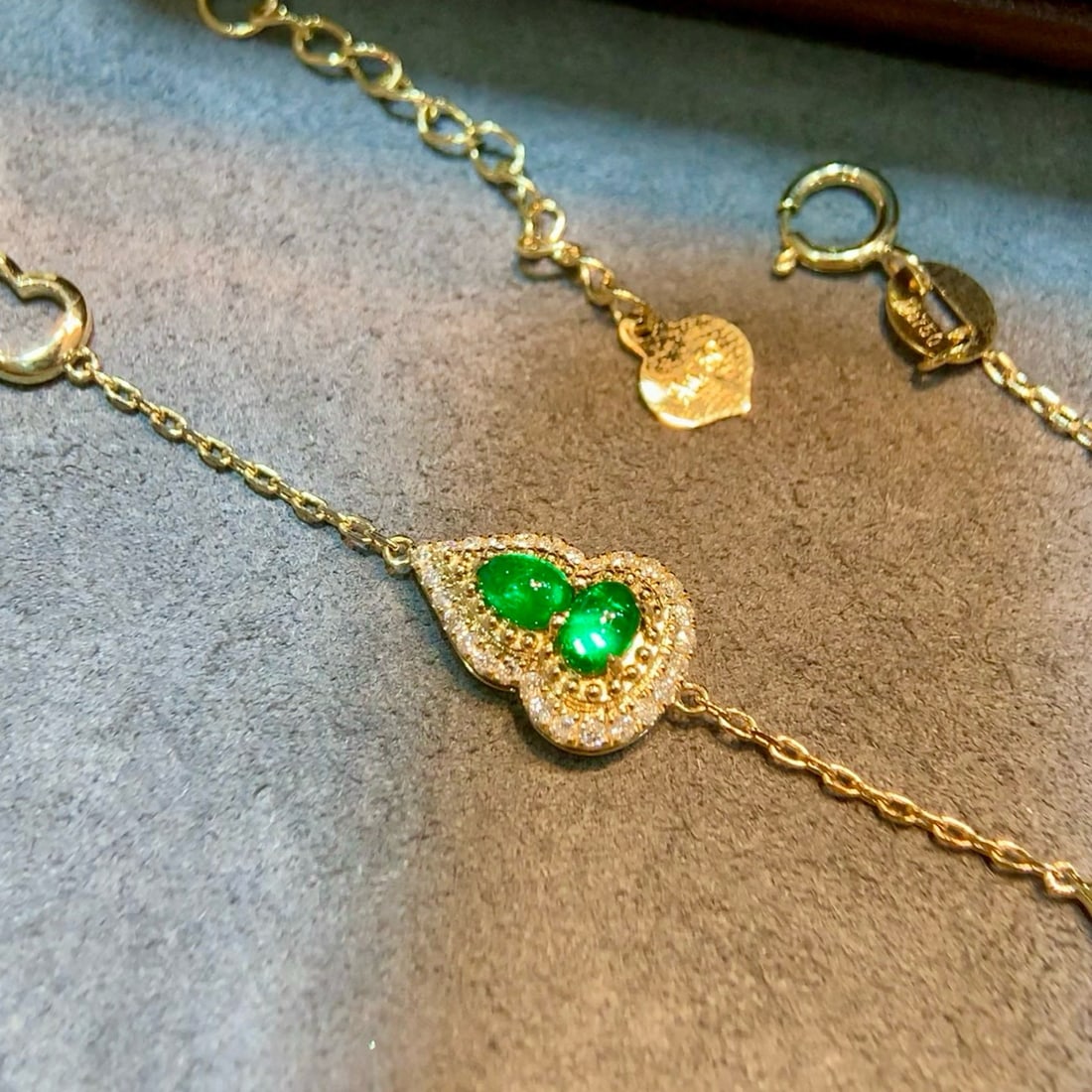 14k Gold 0.48 Ctw Vivid Green Natural Emerald & Diamond Bracelet: Ref:231066169 // gold content:14k gold // main gemstone:emerald // shape:multiply // carat weight:0. 36ct // color:vivid green // treatment:natural // // adjacent gemstone 2 : diamond // shape:round /