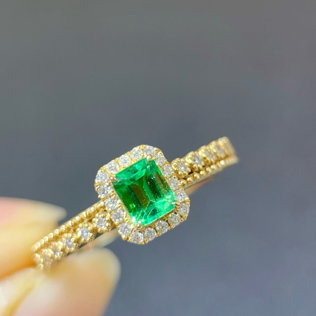 14k Gold 0.63 Ctw Natural Emerald & Diamond Ring: Ref:231068322 // gold content:14k gold // ring size:7. 25us // // main gemstone:emerald // shape:octagonal // carat weight:0. 4ct // color:green // treatment:natural // // adjacent gemstone 2 : diamon
