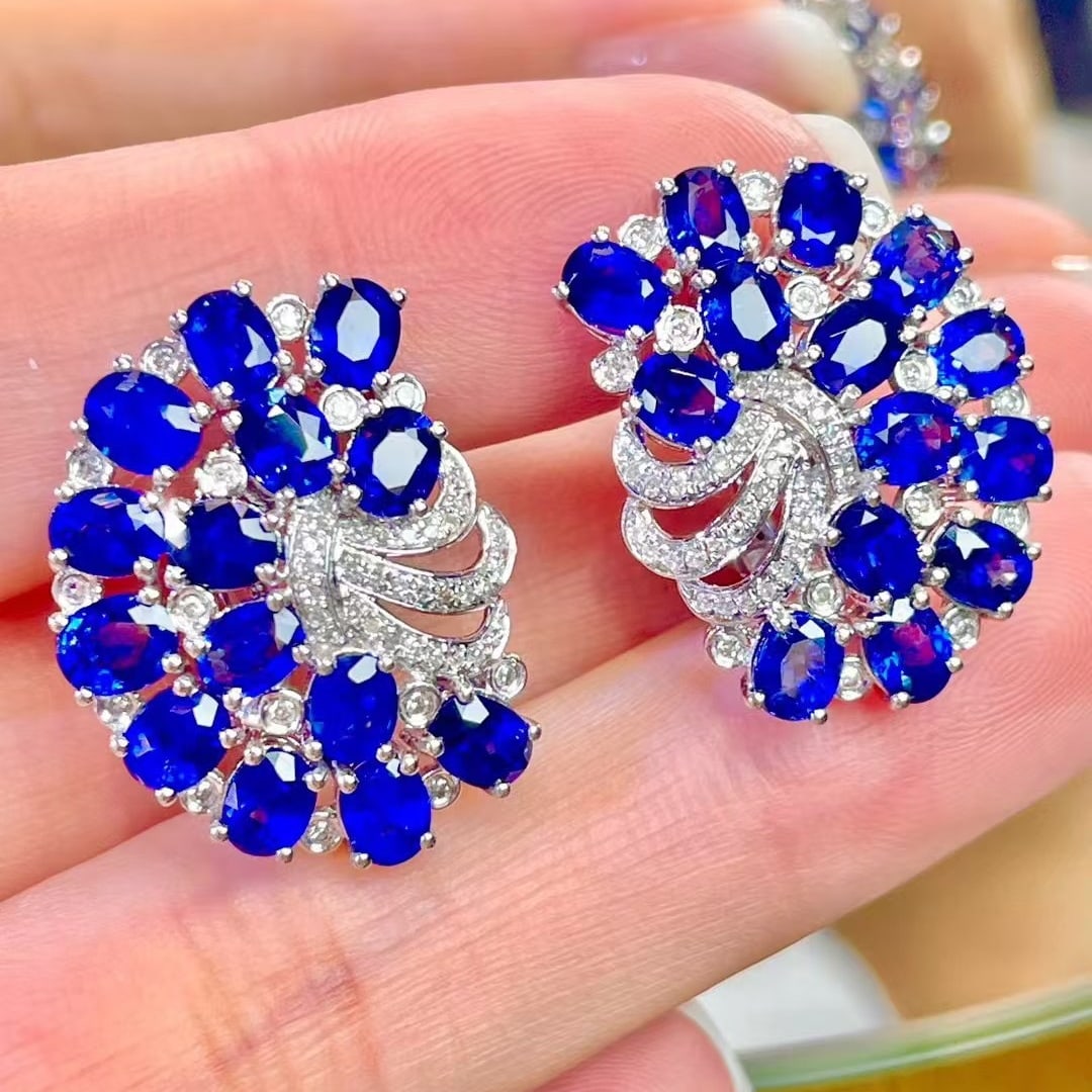 14k Gold 7 Ct Natural Sapphire & Diamond Earrings: Ref:231069129 // gold content:14k gold // main gemstone:sapphire // shape:oval // carat weight:7ct // color:royal blue // treatment:natural // // adjacent gemstone 2 : diamond // shape:round // clarit