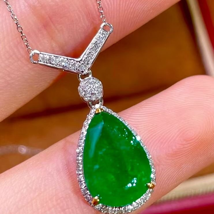 14k Gold 3 Ct Vivid Green Natural Emerald & Diamond Necklace: Ref:231069166 // gold content:14k gold // main gemstone:emerald // shape:pear // carat weight:3ct // color:vivid green // treatment:natural // // adjacent gemstone 2 : diamond // number of