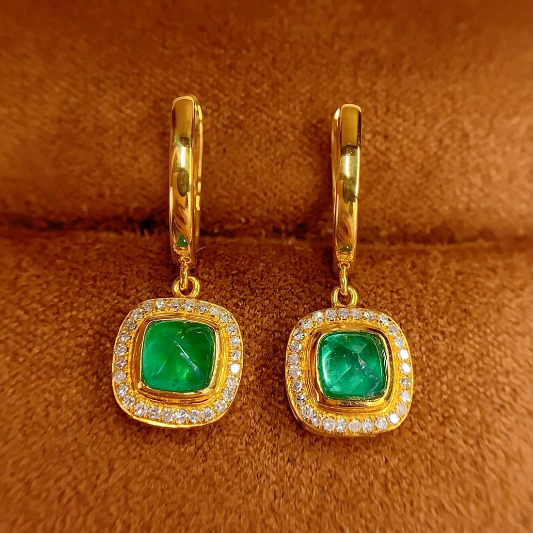 14k Gold 2 Ct Vivid Green Natural Emerald & Diamond Earrings: Ref:231069173 // gold content:14k gold // main gemstone:emerald // shape:sugar-loaf // carat weight:2ct // color:vivid green // treatment:natural // // adjacent gemstone 2 : diamond // number of