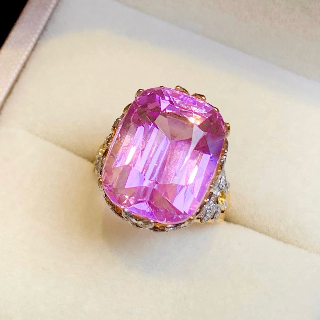 14k Gold 20.45 Ct Natural Kunzite & Diamond Ring: Ref:231069178 // gold content:14k gold // ring size:7. 25us // // main gemstone:kunzite // shape:cushion // carat weight:20. 45ct // color:purple // treatment:natural // // adjacent gemstone 2 :