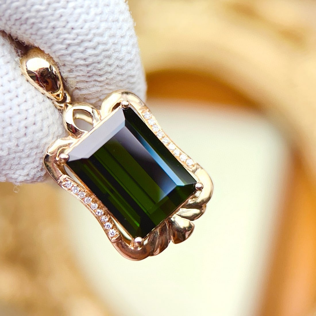 14k Gold 8.50 Ctw Natural Tourmaline & Diamond Pendant( Without Chain ): Ref:231069231 // gold content:14k gold // main gemstone:tourmaline // shape:octagonal // carat weight:8. 45ct // color:green // treatment:natural // // adjacent gemstone 2 : diamond // number of