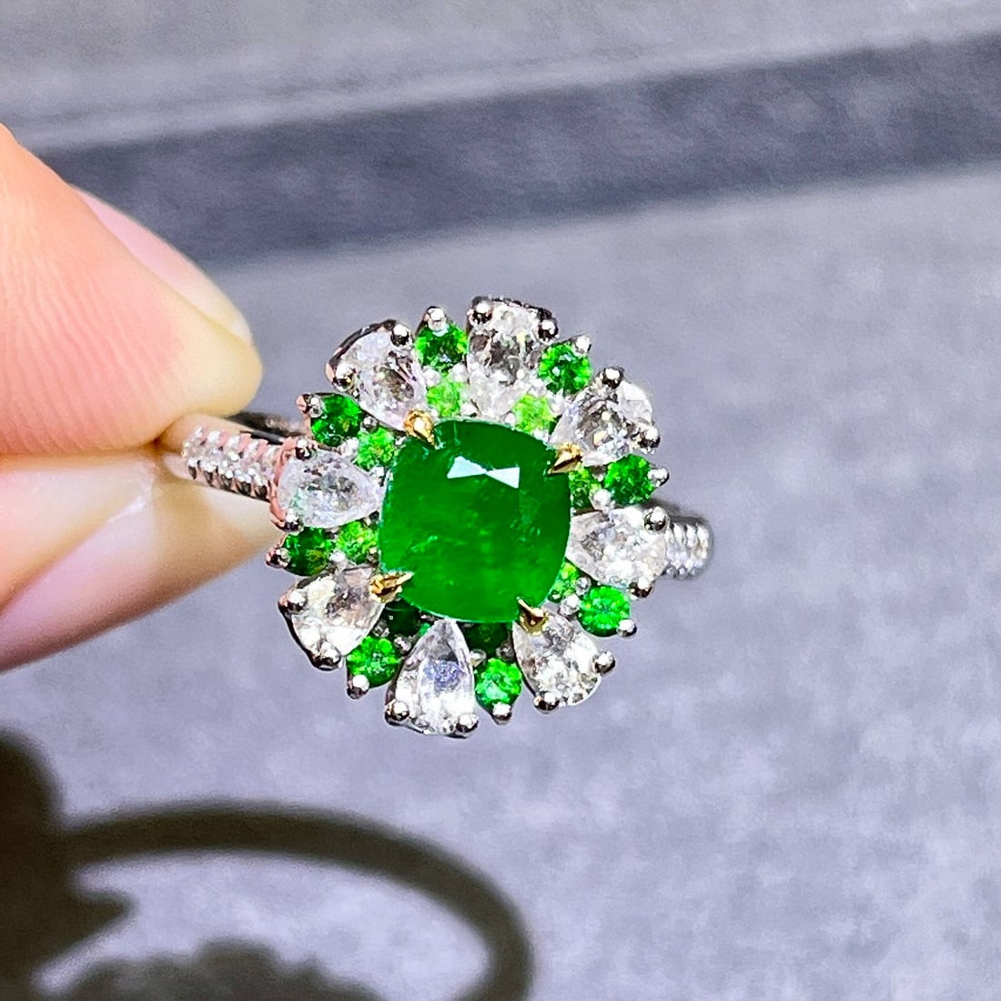 14k Gold 1.36 Ctw Vivid Green Natural Emerald & Diamond Ring (1 of 6)