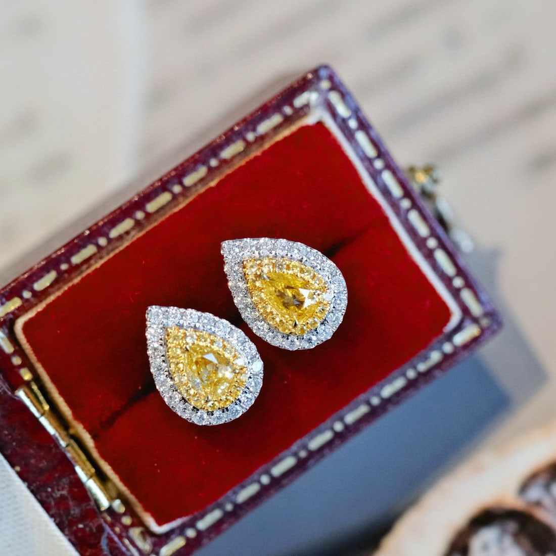 14k Gold 0.39 Ctw Natural Yellow Diamond & Diamond Earrings: Ref:231070167 // gold content:14k gold // main gemstone:yellow diamond // shape:pear // carat weight:0. 22ct // color:yellow // treatment:natural // // adjacent gemstone 2 : diamond // shape:round //
