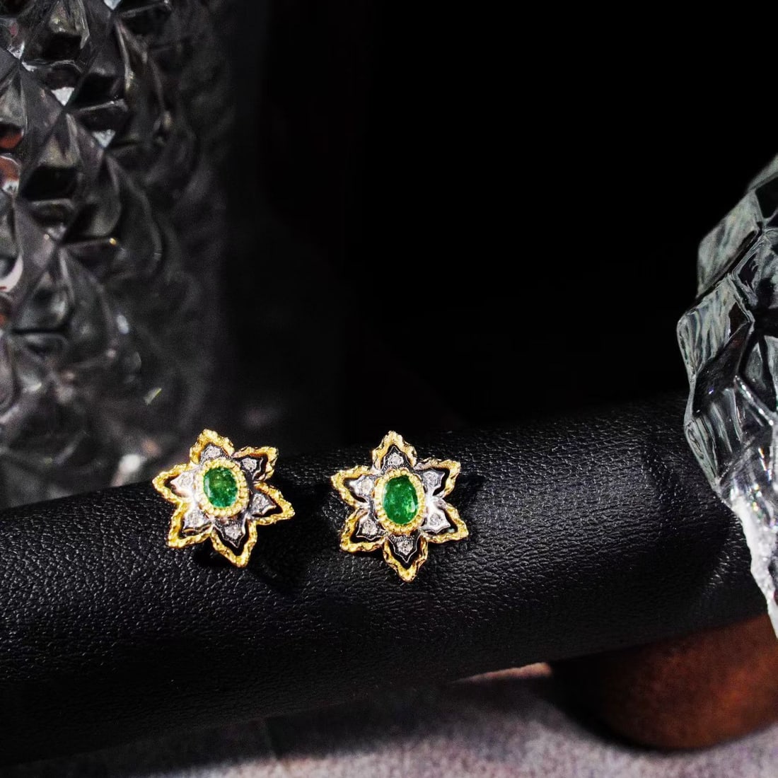 14k Gold 0.38 Ct Vivid Green Natural Emerald & Diamond Earrings: Ref:231070168 // gold content:14k gold // main gemstone:emerald // shape:oval // carat weight:0. 38ct // color:vivid green // treatment:natural // // adjacent gemstone 2 : diamond // shape:round // cl