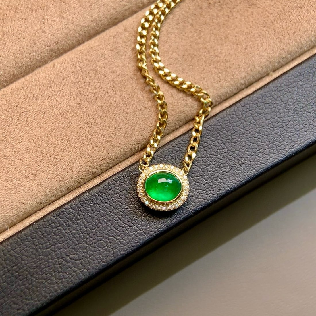 14k Gold 0.76 Ctw Vivid Green Natural Emerald & Diamond Necklace: Ref:231070341 // gold content:14k gold // main gemstone:emerald // shape:oval // carat weight:0. 70ct // color:vivid green // treatment:natural // // adjacent gemstone 2 : diamond // shape:round //