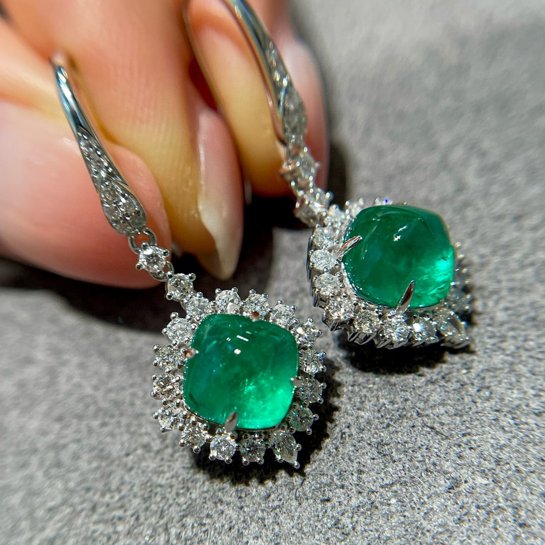 14k Gold 5.14 Ct Vivid Green Natural Emerald & Diamond Earrings: Ref:231070421 // gold content:14k gold // main gemstone:emerald // shape:sugar-loaf // carat weight:5. 14ct // color:vivid green // treatment:natural // // adjacent gemstone 2 : diamond // shape:multi