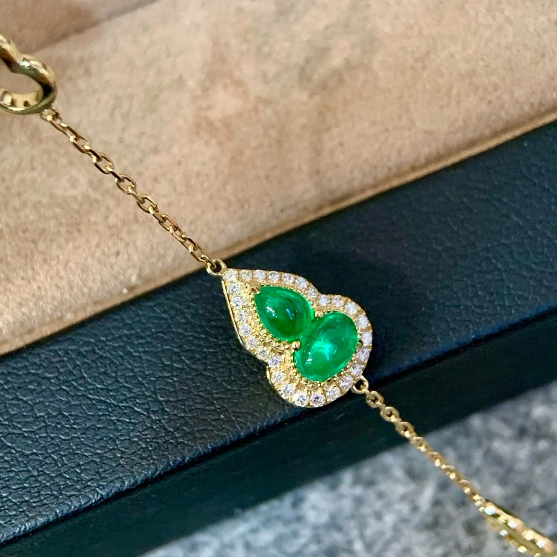 14k Gold 0.77 Ctw Vivid Green Natural Emerald & Diamond Bracelet: Ref:231070438 // gold content:14k gold // main gemstone:emerald // shape:multiple // carat weight:0. 67ct // color:vivid green // treatment:natural // // adjacent gemstone 2 : diamond // shape:round /