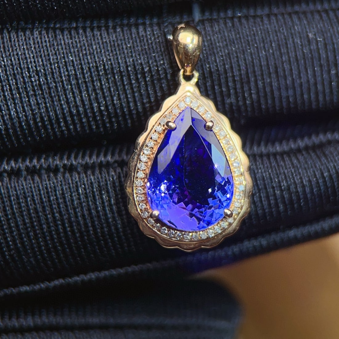 14k Gold 4.03 Ctw Natural Tanzanite & Diamond Pendant( Without Chain ): Ref:231071074 // gold content:14k gold // main gemstone:tanzanite // shape:pear // carat weight:3. 9ct // color:blue // treatment:natural // // adjacent gemstone 2 : diamond // number of stones:45