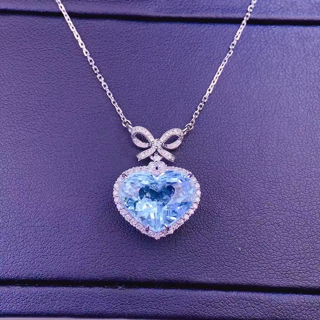 14k Gold 7 Ct Natural Aquamarine & Diamond Necklace: Ref:231071109 // gold content:14k gold // main gemstone:aquamarine // shape:heart // carat weight:7ct // color:santa maria color // treatment:natural // // adjacent gemstone 2 : diamond //