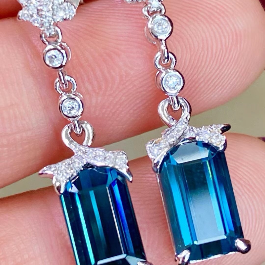 14k Gold 6.2 Ctw Natural Tourmaline & Diamond Earrings: Ref:231071111 // gold content:14k gold // main gemstone:tourmaline // shape:octagonal // carat weight:6ct // color:blue // treatment:natural // // adjacent gemstone 2 : diamond // shape:round //