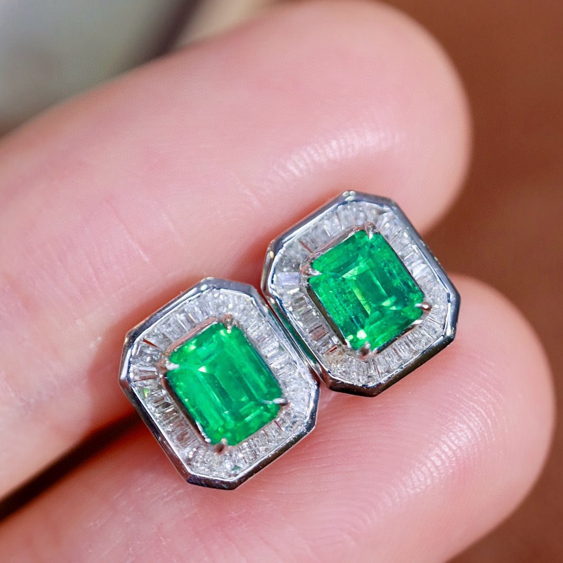14k Gold 1.00 Ctw Natural Emerald & Diamond Earrings: Ref:231071165 // gold content:14k gold // main gemstone:emerald // shape:octagonal // carat weight:0. 70ct // color:green // treatment:natural // // adjacent gemstone 2 : diamond // shape:baguette