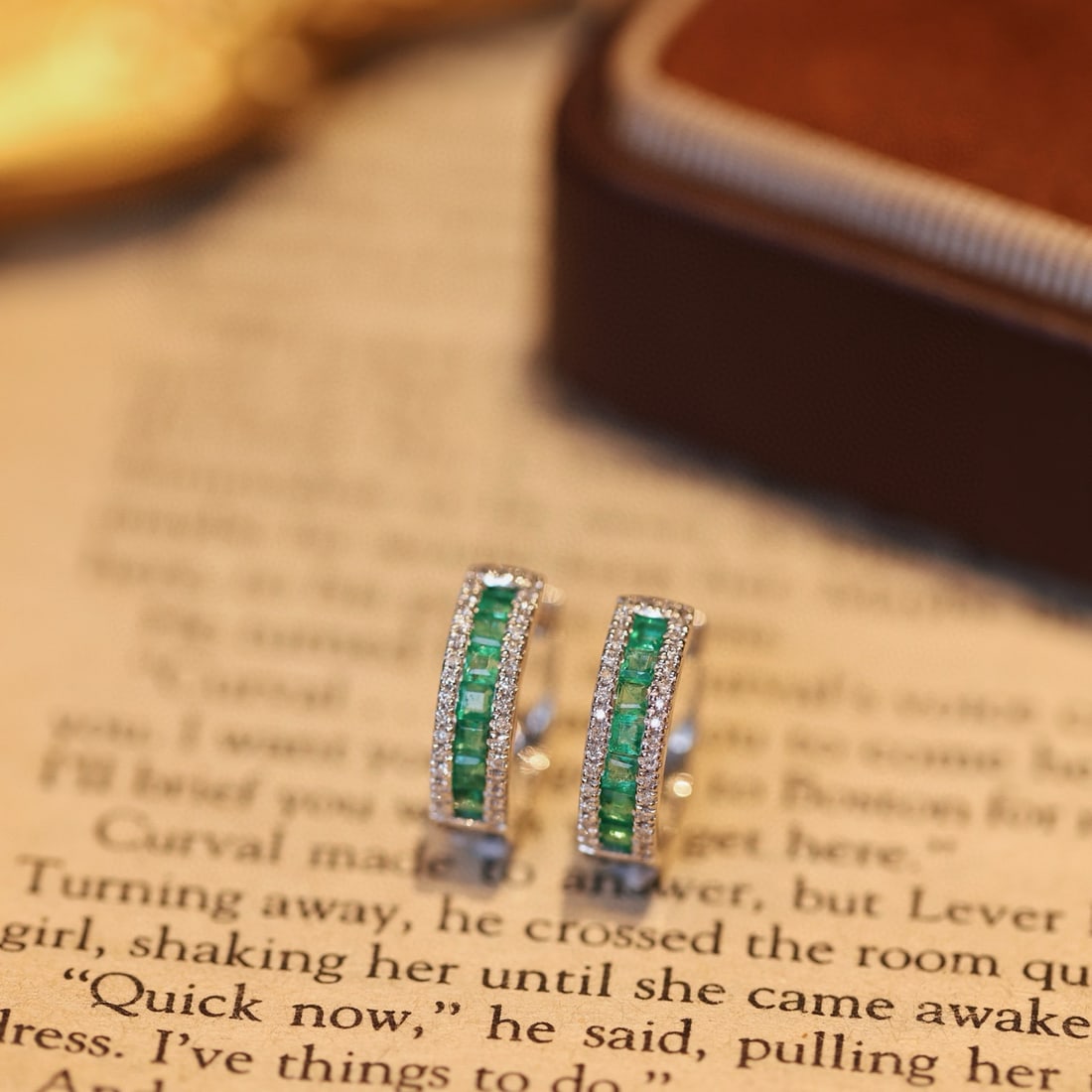 14k Gold 0.7 Ctw Natural Emerald & Diamond Earrings: Ref:231071173 // gold content:14k gold // main gemstone:emerald // shape:square // carat weight:0. 5ct // color:green // treatment:natural // // adjacent gemstone 2 : diamond // shape:round //