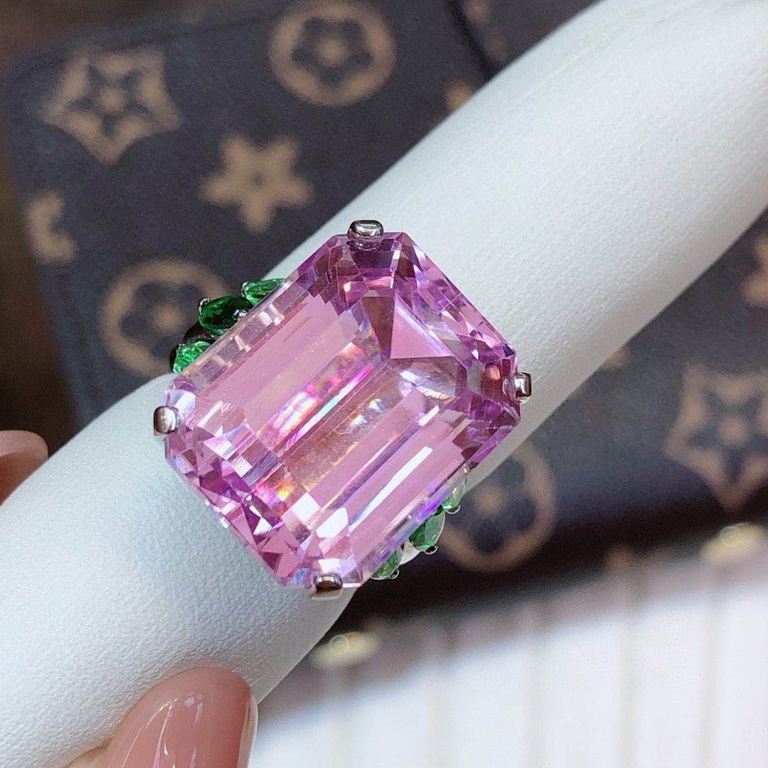 14k Gold 28.33 Ctw Natural Kunzite & Tsavorite Ring: Ref:231071178 // gold content:14k gold // ring size:7. 25us // // main gemstone:kunzite // shape:octagonal // carat weight:27. 28ct // color:purple // treatment:natural // // adjacent gemstone 2 :
