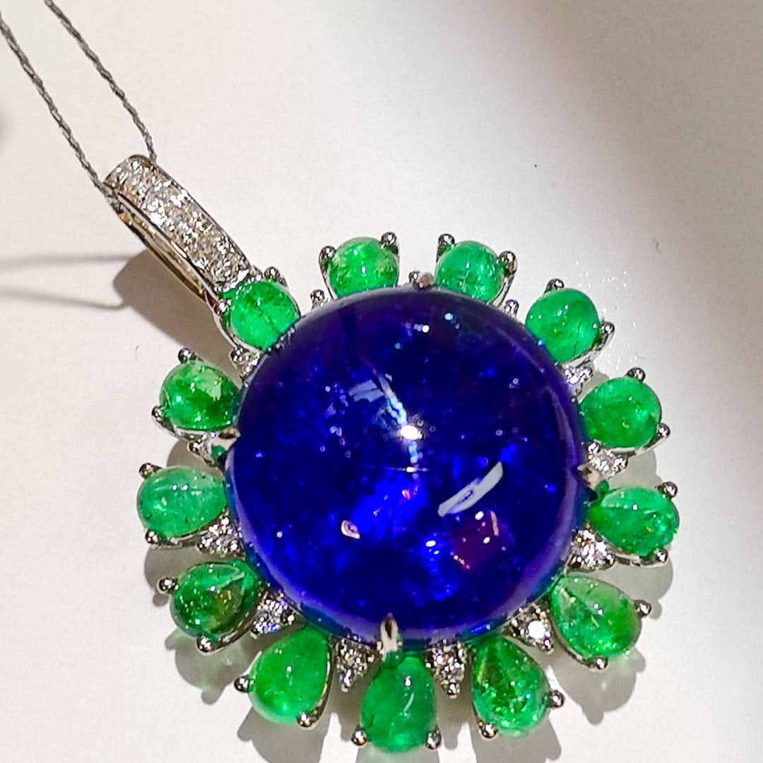 14k Gold 20.00 Ctw Natural Tanzanite & Emerald Pendant( Without Chain ): Ref:231071184 // gold content:14k gold // main gemstone:tanzanite // shape:round // carat weight:17. 85ct // color:blue // treatment:natural // cut grade:g // // adjacent gemstone 2 : emerald //