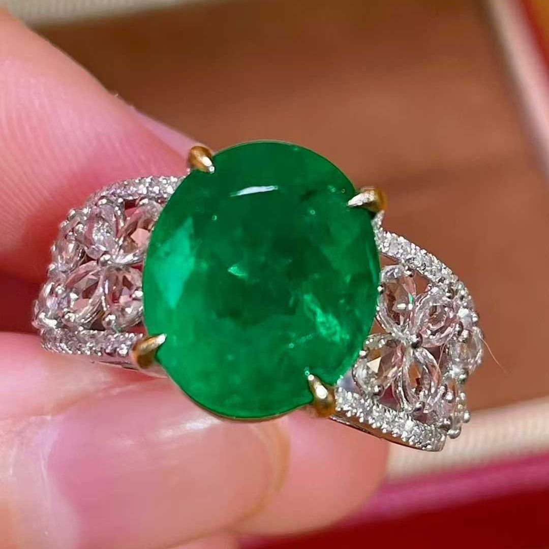 14k Gold 5.55 Ctw Vivid Green Natural Emerald & Sapphire Ring: Ref:231071233 // gold content:14k gold // ring size:7. 25us // // main gemstone:emerald // shape:oval // carat weight:4. 6ct // color:vivid green // treatment:natural // // adjacent gemstone 2 :