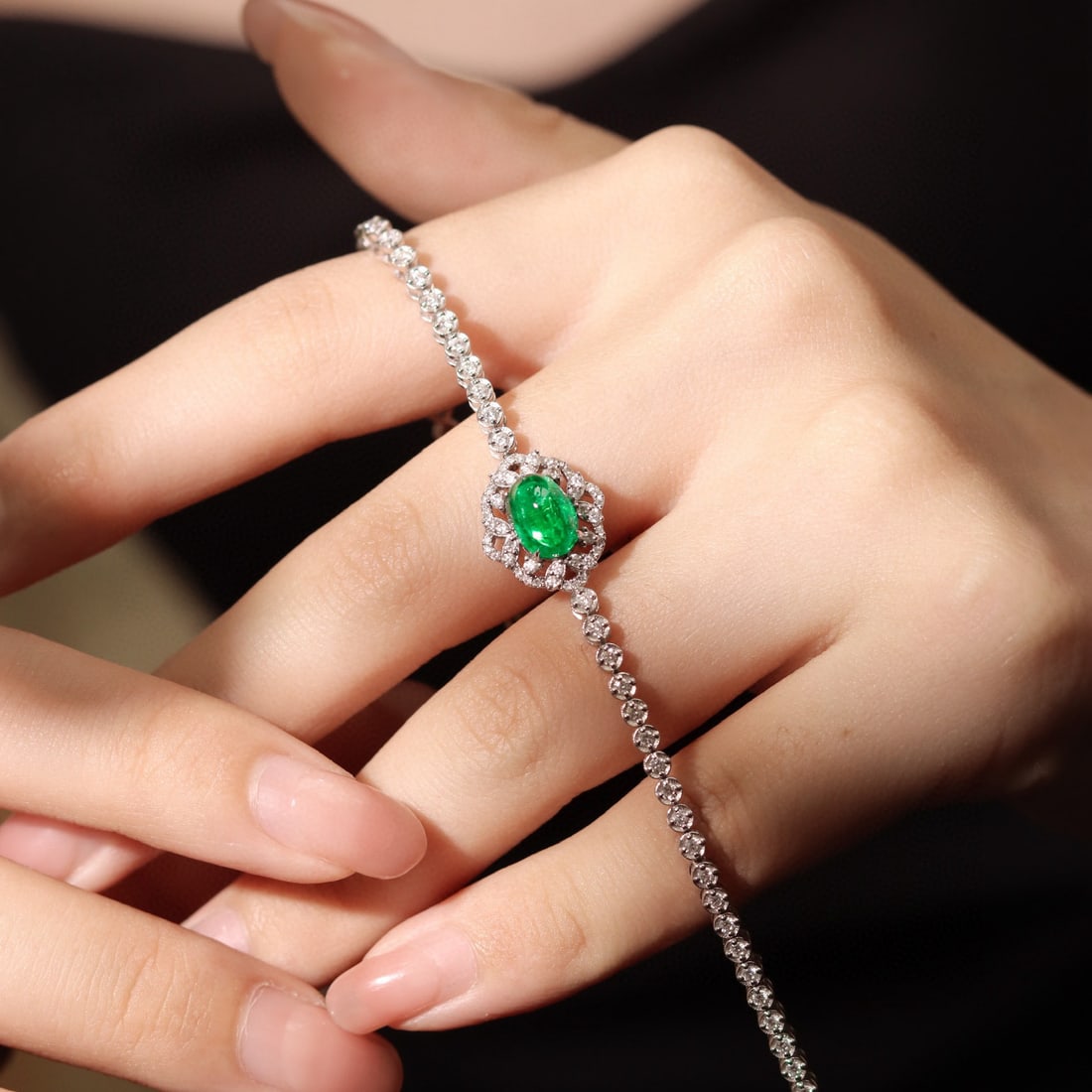 14k Gold 2.85 Ctw Natural Emerald & Diamond Bracelet: Ref:231072023 // gold content:14k gold // main gemstone:emerald // shape:oval // carat weight:1. 71ct // color:green // treatment:natural // // adjacent gemstone 2 : diamond // shape:round // carat we